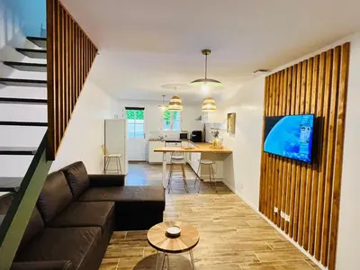 Télévision ou salle de divertissement dans l'établissement Chaleureuse maisonnette