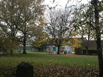 Jardin de l'établissement Domaine de la Haute Justerie - piscine & billard à l’orée des bois - Loire Valley