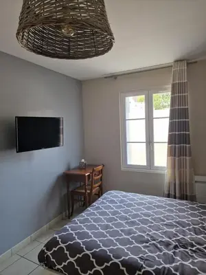 Télévision ou salle de divertissement dans l'établissement Les Chambres de Beaumont