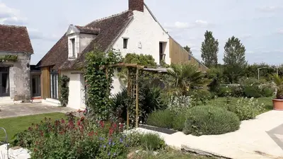 Jardin de l'établissement Au bout du monde 2 piscine et spa