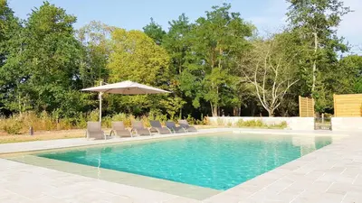 Piscine de l'établissement La Poulinière 4* du Domaine des Cyclamens ou située à proximité