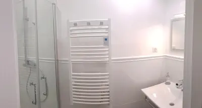 Salle de bains dans l'établissement La Poulinière 4* du Domaine des Cyclamens