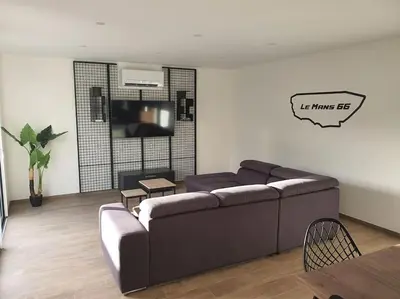 Coin salon dans l'établissement Maison à thème le Mans 66