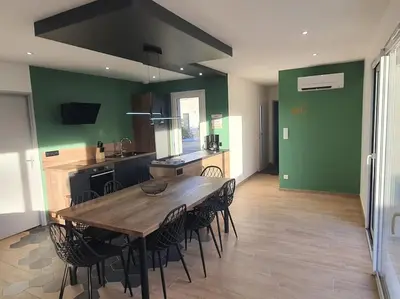 Cuisine ou kitchenette dans l'établissement Maison à thème le Mans 66