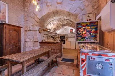 Cuisine ou kitchenette dans l'établissement Maison Gaming - Flipper et Arcade - Semi-Troglodyte