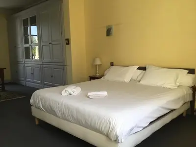 Un ou plusieurs lits dans un hébergement de l'établissement Villa Castalie - Maison de maître, grande piscine et jacuzzi, classée 5 étoiles