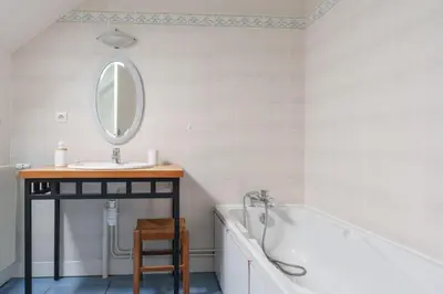 Salle de bains dans l'établissement Belle demeure avec piscine à Bourgueuil 5 ch/10 p