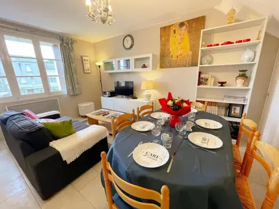 Coin salon dans l'établissement Gîte tout inclus avec jardin privatif, proche centre Richelieu et châteaux de la Loire - FR-1-381-565