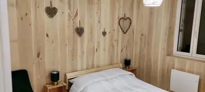 Un ou plusieurs lits dans un hébergement de l'établissement Appartement 2 chambres avec WIFI Centre de Descartes