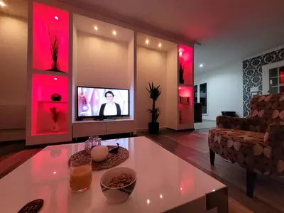 Télévision ou salle de divertissement dans l'établissement Le Refuge Gabriel avec grand parking privé