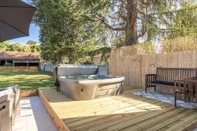 Jardin de l'établissement La Villa Romaine, Jacuzzi 15 min du Zoo de Beauval