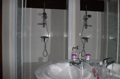 Salle de bains dans l'établissement Gîtes à l'ombre des chênes