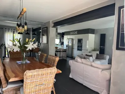 Cuisine ou kitchenette dans l'établissement Élégante maison circuit des 24h00 du mans