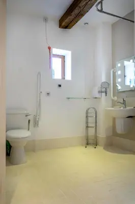 Salle de bains dans l'établissement Arc en Ciel/Rainbow Arch