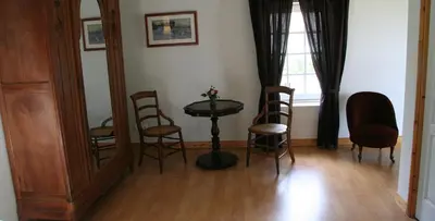 Coin salon dans l'établissement Château de Bournand B&B