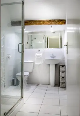 Salle de bains dans l'établissement L'Arc de Charme