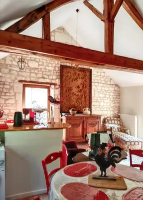Coin salon dans l'établissement Maison charmante à Courchamps avec vue sur jardin