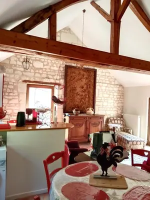 Coin salon dans l'établissement Maison charmante à Courchamps avec vue sur jardin