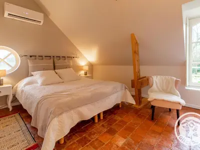 Un ou plusieurs lits dans un hébergement de l'établissement Maison de Charme avec Piscine Chauffée à 300m de la Loire, Proche Saumur et Sites UNESCO - FR-1-622-70
