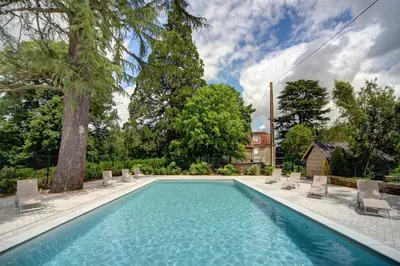 Piscine de l'établissement Le Domaine du Bas Guéret ou située à proximité