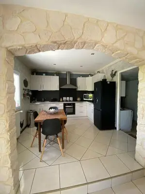 Cuisine ou kitchenette dans l'établissement Maison chaleureuse aux portes de Tours.