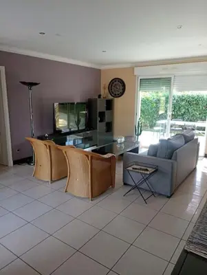 Télévision ou salle de divertissement dans l'établissement Maison chaleureuse aux portes de Tours.