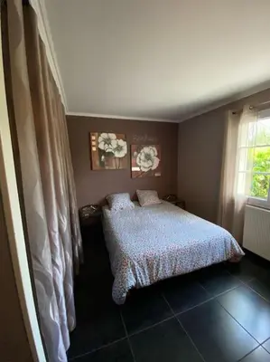 Un ou plusieurs lits dans un hébergement de l'établissement Maison chaleureuse aux portes de Tours.