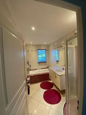 Salle de bains dans l'établissement Maison chaleureuse aux portes de Tours.