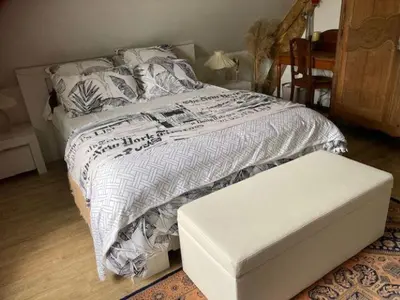 Un ou plusieurs lits dans un hébergement de l'établissement Gîte tout confort avec terrasse spacieuse, jardin clos et équipements modernes, à 45 mn du Mans - FR-1-381-557