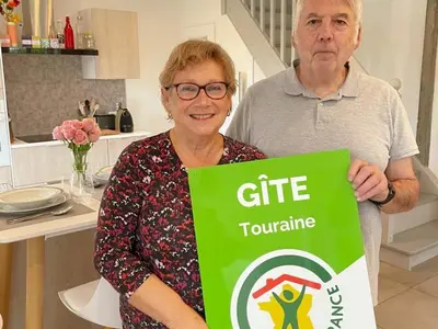 Clients de l'établissement Gîte tout confort avec terrasse spacieuse, jardin clos et équipements modernes, à 45 mn du Mans - FR-1-381-557