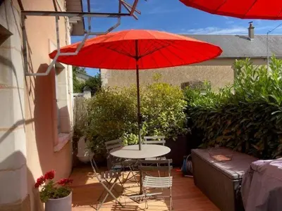 Balcon ou terrasse dans l'établissement Gîte tout confort avec terrasse spacieuse, jardin clos et équipements modernes, à 45 mn du Mans - FR-1-381-557