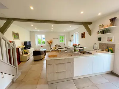 Cuisine ou kitchenette dans l'établissement Gîte tout confort avec terrasse spacieuse, jardin clos et équipements modernes, à 45 mn du Mans - FR-1-381-557