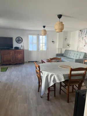 Télévision ou salle de divertissement dans l'établissement LA PAUSE