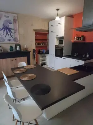 Cuisine ou kitchenette dans l'établissement F2 au cœur de Langeais.