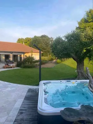 Jardin de l'établissement Sol'm Gîtes chambre Bali
