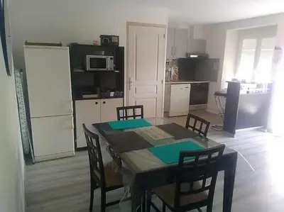 Cuisine ou kitchenette dans l'établissement Gîte familiale au cœur du village