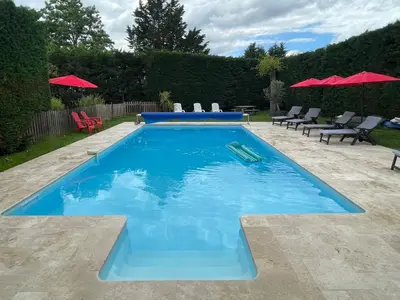 Piscine de l'établissement Gites des Trois Provinces, Zoo de Beauval ou située à proximité
