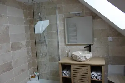 Salle de bains dans l'établissement Le Chainous