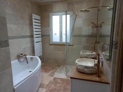 Salle de bains dans l'établissement La ferme du bonheur
