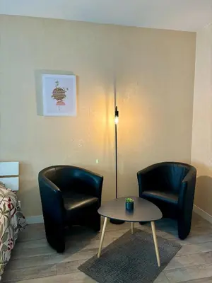 Coin salon dans l'établissement Charmant studio tours nord