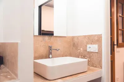 Salle de bains dans l'établissement L’Armoirie, cosy nid douillet