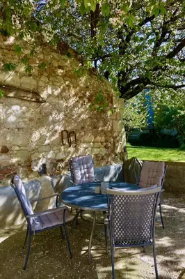 Coin salon dans l'établissement Le Cerisier at Closerie Les Roches - 2 Bed Country Cottage