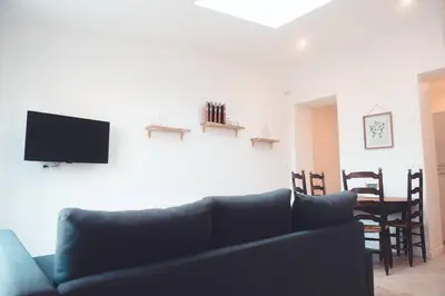 Télévision ou salle de divertissement dans l'établissement Le Baudelaire, T3 en duplex