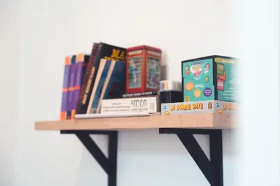 Bibliothèque dans l'appartement