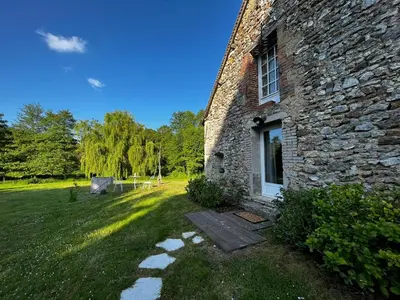 Jardin de l'établissement chambre d'hôtes dans un moulin du 16ème