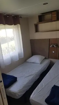 Un ou plusieurs lits dans un hébergement de l'établissement Mobil-home 3ch, 2 sdbwc, tout confort camping les allais Trogues
