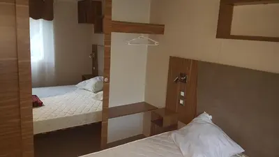 Un ou plusieurs lits dans un hébergement de l'établissement Mobil-home 3ch, 2 sdbwc, tout confort camping les allais Trogues