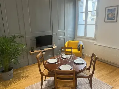 Télévision ou salle de divertissement dans l'établissement Au pied du château