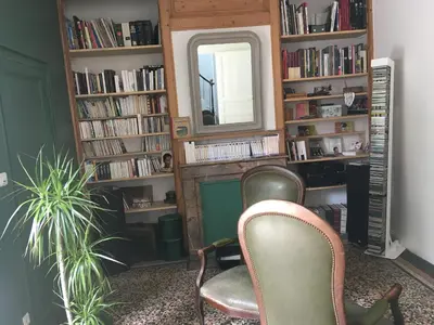 Bibliothèque dans le séjour chez l'habitant