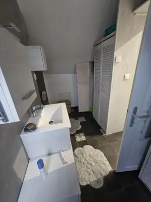 Salle de bains dans l'établissement Domaine des Moizons, Le Cerisier